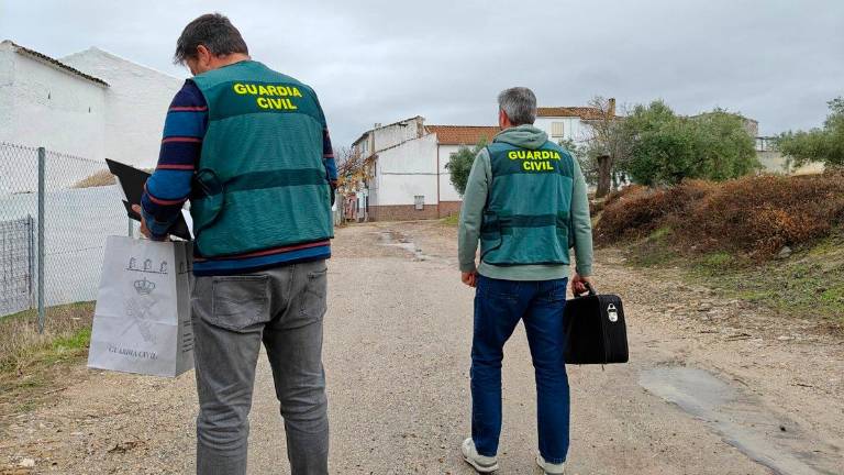 Agentes de la Guardia Civil en una de las zonas afectadas por los robos. / Guardia Civil.