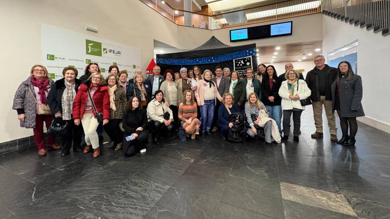 Así presentaron las mujeres de Enganchadas de un Hilo su planetario hecho de ganchillo