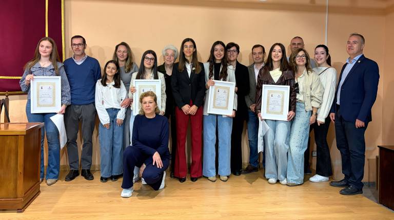 <i>Foto de familia de galardonadas y familiares, junto al alcalde de Guarromán, Alberto Rubio, y la investigadora de la UJA Rosa María Rodríguez. / Ana Isabel Bravo / Diario JAÉN. </i>