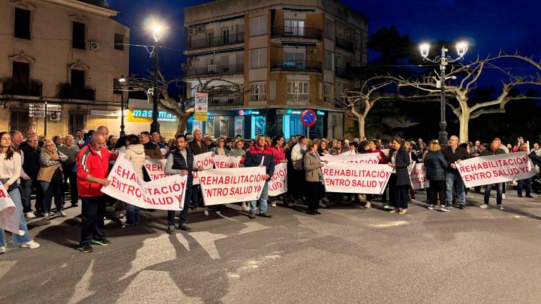 Vecinos se concentran en Cazorla para protestar por la reubicación del centro de salud durante el pasado mes de abril.