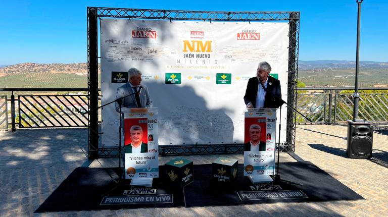 <i>El alcalde de Vilches, Adrián Sánchez, y el director de Diario JAÉN, Juan Espejo, durante la ronda de preguntas de los Diálogos “Jaén Nuevo Milenio”. / Jason Moyano / Diario JAÉN.</i>