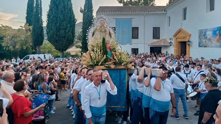 <i>Una multitud de fieles observan la salida de la imagen en el santuario de la Virgen de la Fuensanta. / A. Claudio / Diario JAÉN. </i>