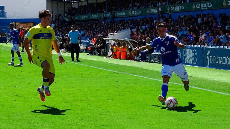 <i>David Argüelles centra un balón que intenta despejarlo Arturo Rodríguez, jugador de Las Palmas B. / Antonio del Arco.</i>
