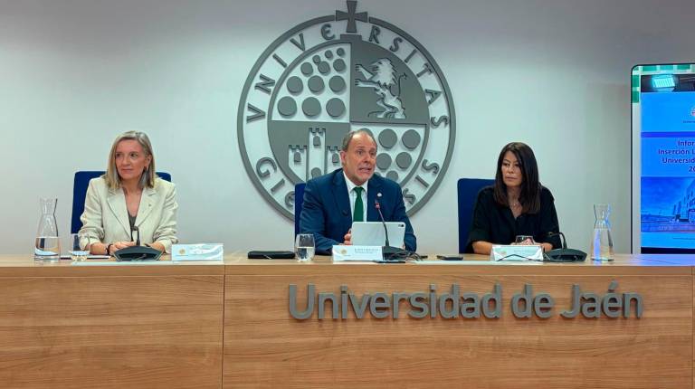 <i>Teresa Pérez, Nicolás Ruiz y María Rosa Vallecillo, en la rueda de prensa. / Ana Isabel Bravo / Diario JAÉN.</i>