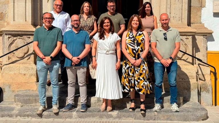 <i>Alcaldes y alcaldesas, así como representantes, de los ocho ayuntamientos. / Ayuntamiento de Torredelcampo.</i>