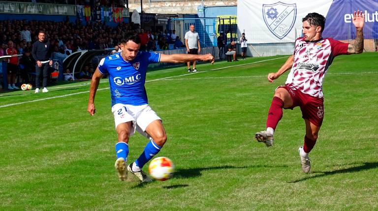 <i>Victor López dando un pase frente a un rival del Xerez CD en la jornada 9 de Segunda Federación. / Antonio del Arco Sánchez</i>