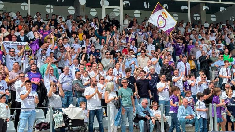 <i>Aficionados en La Victoria esta temporada. / Álex Gómez / Diario JAÉN. </i>