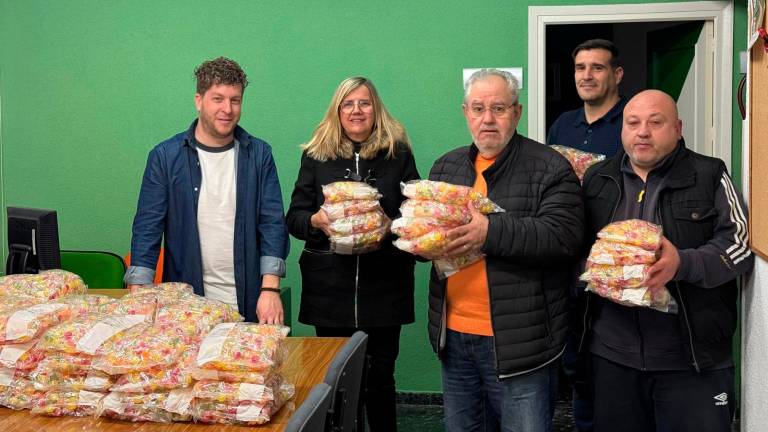 Asociaciones vecinales de Jaén recuperan el reparto de caramelos tras más de 15 años