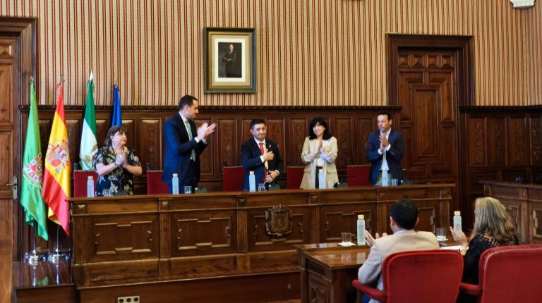 <i>Pilar Parra, Juan Latorre, Paqui Medina y Javier Perales aplauden a Paco Reyes, en el final del pleno extraordinario. / Agustín Muñoz / Diario JAÉN.</i>