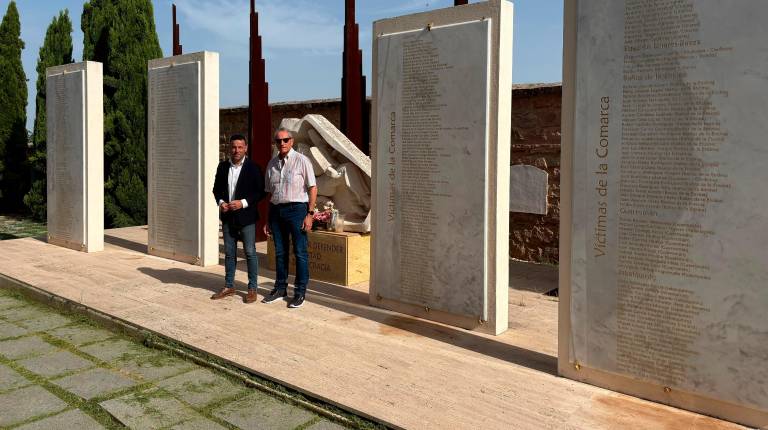 <i>Javier Perales y Miguel Ángel Valdivia¡ en el cementerio de Linares. / Diputación de Jaén.</i>