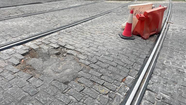 El Ayuntamiento de Jaén demanda a la Junta reparar el adoquinado y el césped del tranvía