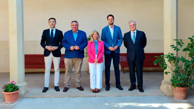 <i>Mario Azañón, Bartolomé González, Toni Olivares, Francisco Javier Lozano y Antonio Gil posan en el patio central del edificio que alberga el Palacio Don Luis de la Cueva. / Fotografías: Fran Miranda / Diario JAÉN.</i>