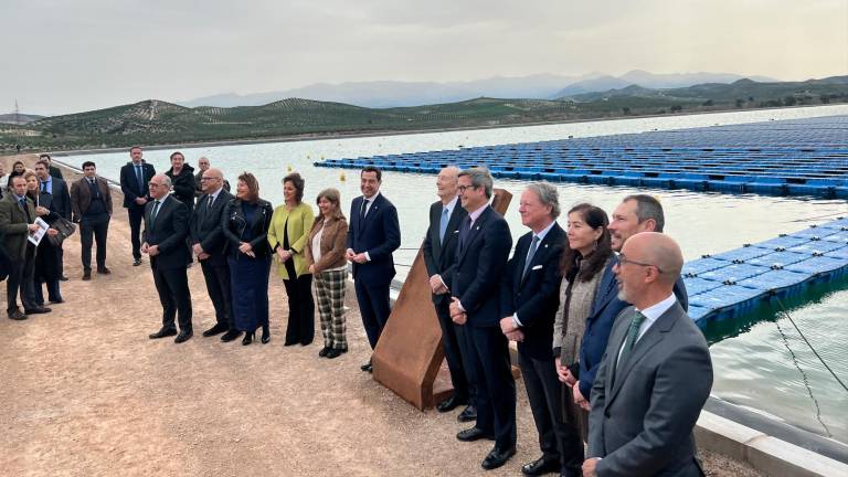 Juanma Moreno inaugura en Úbeda la planta fotovoltaica flotante más grande de Andalucía