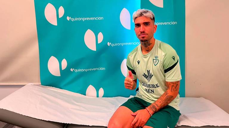 <i>Óscar Lozano posa en las instalaciones de Quirón Prevención. / Real Jaén.</i>