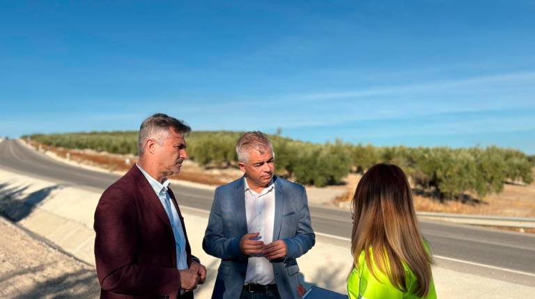 <i>José Luis Agea y el alcalde Emilio Torres han supervisado las actuaciones ya realizadas y otras en ejecución en distintas carreteras. / Diputación de Jaén.</i>
