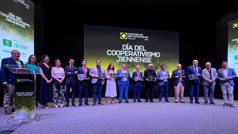 Los premiados en el Día del Cooperativismo Jiennense, con autoridades y el gerente de Cooperativas Agroalimentarias en Jaén, Antonio Guzmán.