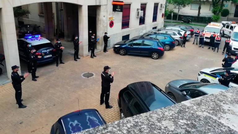 Aplausos solidarios de la Policía Nacional y Bomberos en Jaén