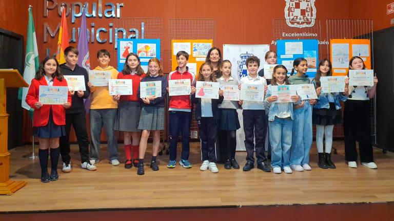 <i>Eva Funes posa con los escolares ganadores. / Ayuntamiento de Jaén.</i>