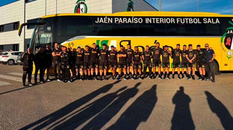 <i>La plantilla y el cuadro técnico del Jaén Paraíso Interior posan delante de la sede antes de empezar el viaje. / Jaén FS.</i>