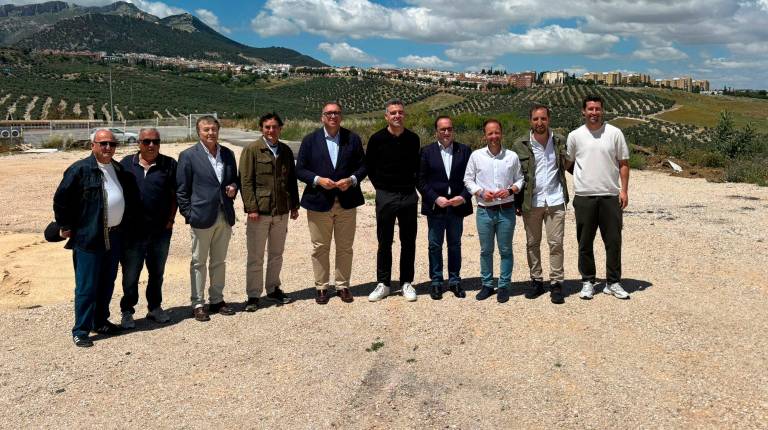 <i>Paco Lopera, Juan Carlos Hidalgo, Raúl del Moral, Agustín González, Arturo Bernal, Fran Anera, José Ayala, Erik Domínguez, Raúl Aceituno y Antonio Montiel, en los terrenos donde se llevará a cabo el proyecto. / Álex Gómez. / Diario JAÉN.</i>