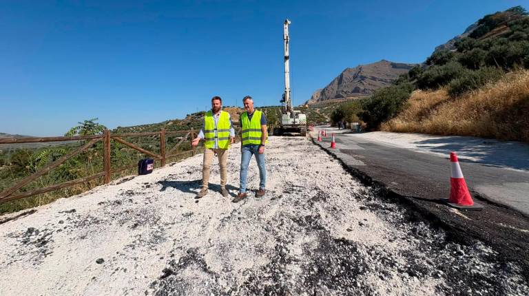 <i>Visita a las obras en la carretera de Bedmar-Cuadros. / Diputación de Jaén. </i>