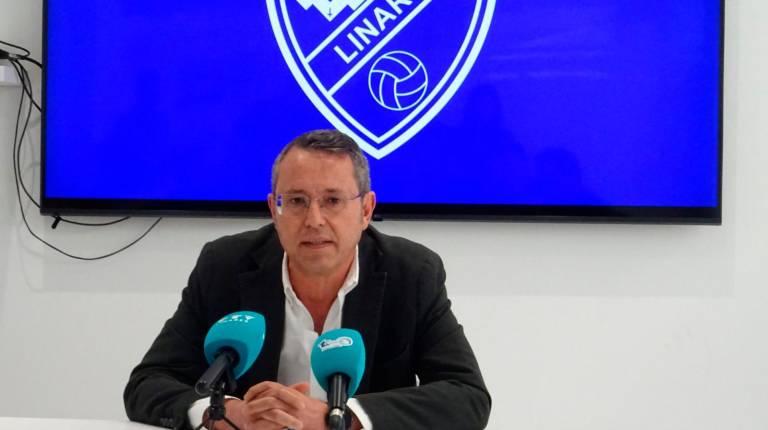 <i>Javier Vallejo, presidente del Linares Deportivo, en rueda de prensa. / Antonio del Arco.</i>