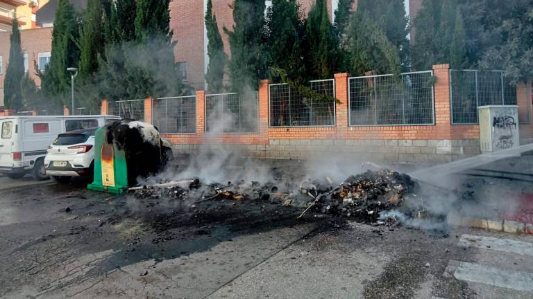 Incendio de varios contenedores cerca de la iglesia de San Félix de Valois
