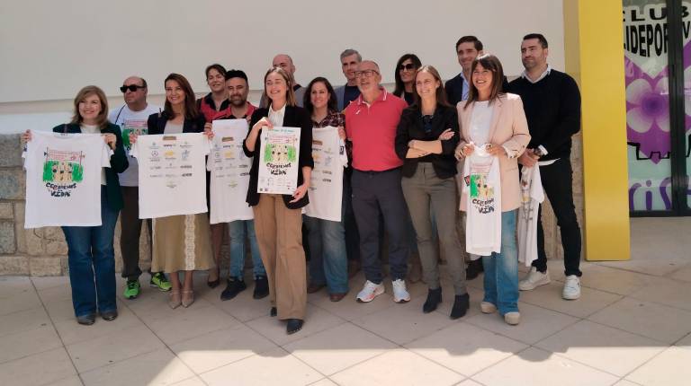 <i>Foto de familia de los organizadores y patrocinadores. / Gilberto Moreno. / Diario JAÉN.</i>
