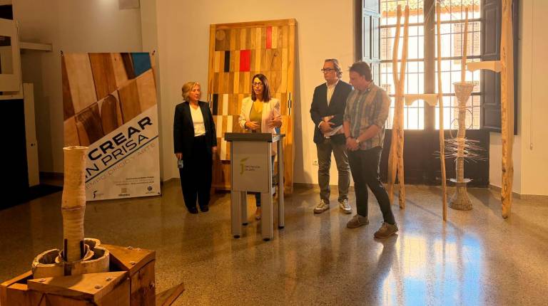 <i>África Colomo, en el centro, junto a Alicia Ventura, José Manuel Higueras y Álvaro Trujillo. / Diputación de Jaén.</i>