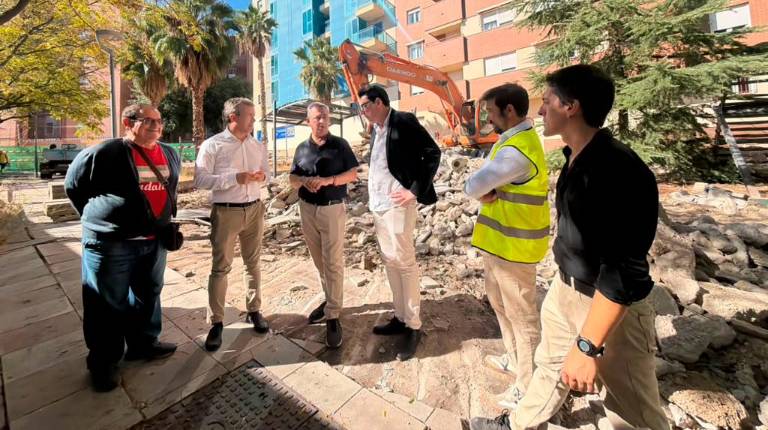 <i>El alcalde de Jaén, Julio Millán, acompañado por el concejal de Mantenimiento Urbano, Javier Padorno durante la reparación de la plaza de Sufragistas. / Ayuntamiento de Jaén.</i>