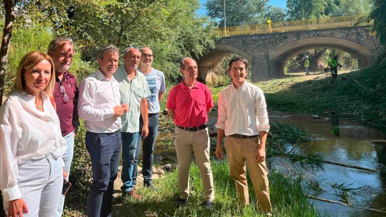 El Ayuntamiento acomete la limpieza de cauces en Los Puentes