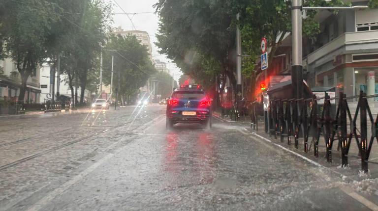 <i>Tromba de agua por Paseo de la Estación, la semana pasada. Archivo. / Diario JAÉN.</i>