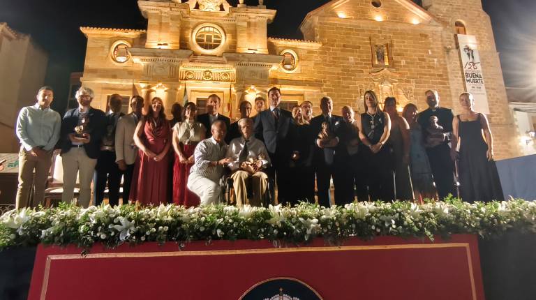 <i>Foto de familia de autoridades y premiados. / Pablo Espinosa Luna / Diario JAÉN.</i>