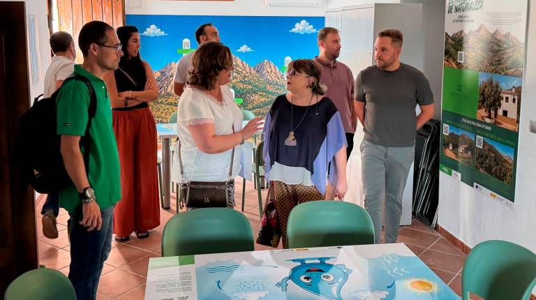 <i>Pilar Parra visita junto a la alcaldesa de Huelma, Ana María Guzmán, y el presidente de la Asociación para el Desarrollo Rural (ADR) de Sierra Mágina, Antonio Morales, las actuaciones realizadas. / Diputación de Jaén.</i>