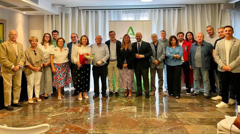 <i>Foto de familia de las autoridades y representantes del Consorcio de Transporte Metropolitano del Área de Jaén junto a Juan Montijano Sánchez y sus familiares durante el acto de homenaje a su trayectoria empresarial. / Junta de Andalucía. </i>