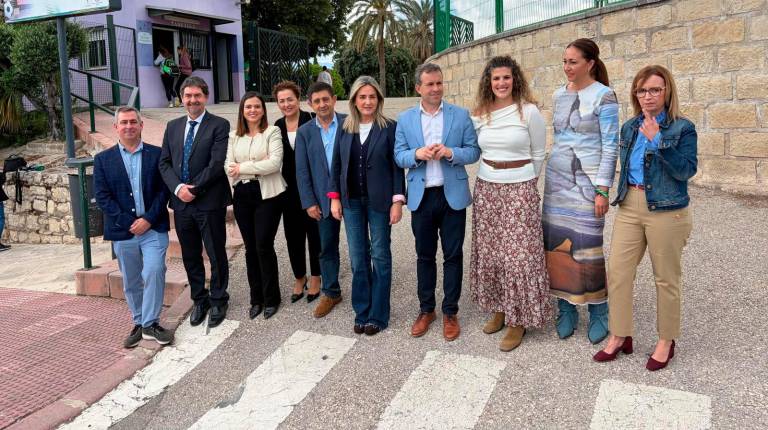 <i>Visita de la ministra Milagros Tolón a las instalaciones deportivas de La Salobreja, junto con el alcalde de Jaén, Julio Millán, el presidente de la Diputación de Jaén, Paco Reyes, y el resto de concejales del Ayuntamiento. / Franciso J. Marín. / Diario JAÉN.</i>