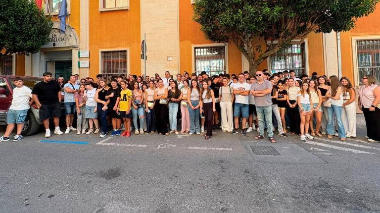 <i>Familias de La Guardia y Fuerte del Rey durante la concentración a las puertas de la Delegación Territorial de Educación. / Elisabeth Ruiz / Diario JAÉN.</i>