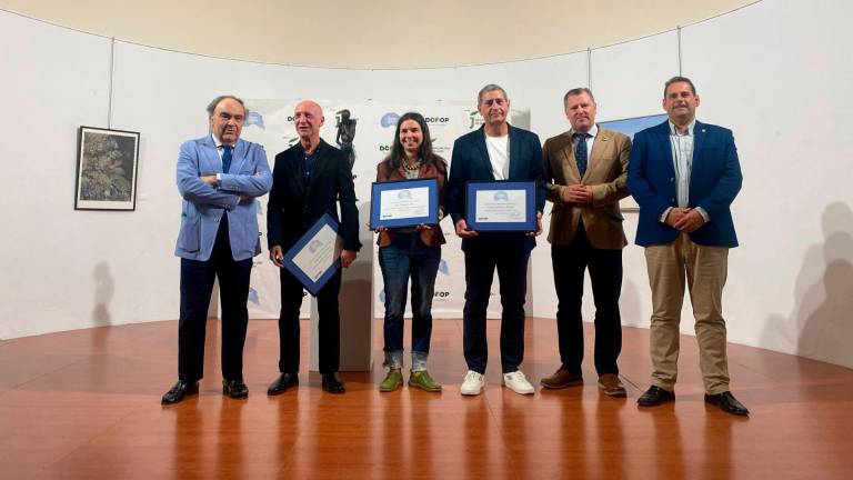 Abierta la exposición del IX concurso de Artes Plásticas Dcoop