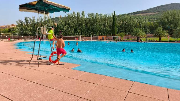 <i>Piscina de Las Fuentezuelas, este lunes. / Isabel de la Paz / Diario JAÉN.</i>
