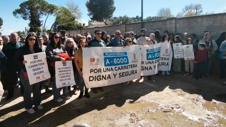 Asistentes a la concentración en el puente que une Villargordo y Mengíbar. / Pablo Espinosa.