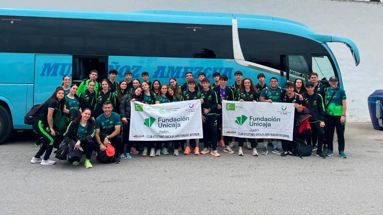 Los atletas del Unicaja Jaén Paraíso Interior sub 20 posan con el cuadro técnico.