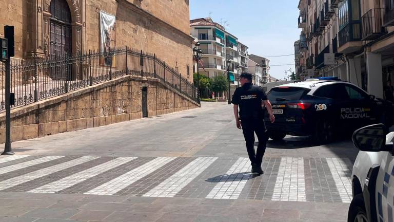 Falsa alarma: la Policía Nacional reabre al tráfico la Corredera de San Fernando, en Úbeda