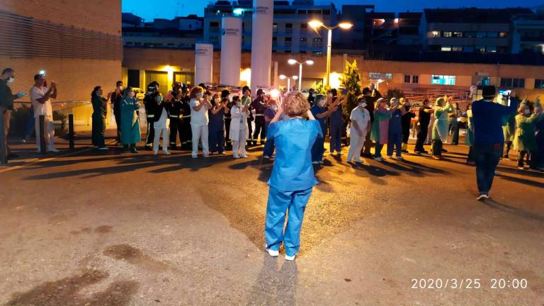 Precioso homenaje de los Bomberos al personal sanitario