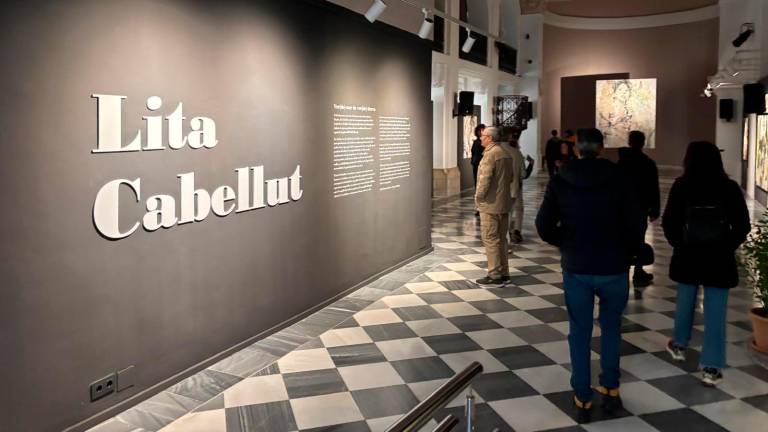 Visitantes en la exposición Lita Cabellut. Archivo. / Diputación de Jaén.