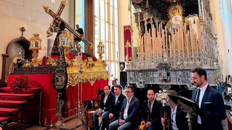 La capital se vuelca con El Abuelo en una emotiva ofrenda poética y floral previa a su esperada salida procesional