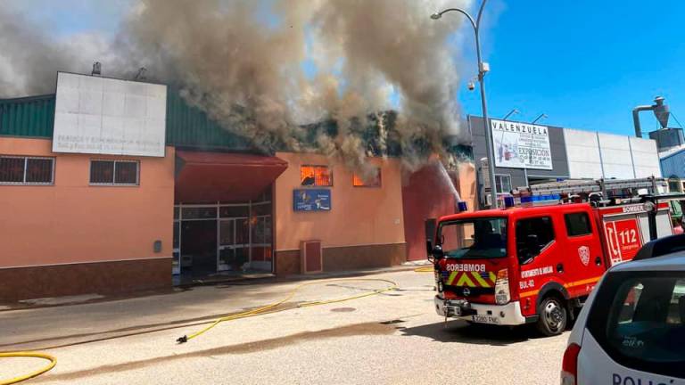 Extinguido el incendio en el polígono industrial de Marmolejo, que ha quemado varias naves de carpintería