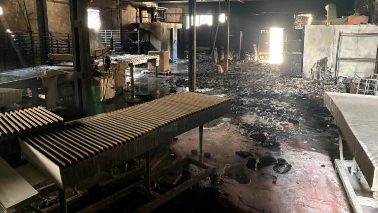Arrasado por el fuego el interior de una nave en Torredelcampo