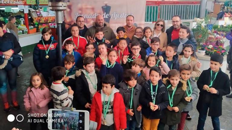 Un torneo de ajedrez llena de vida el Mercado de Abastos