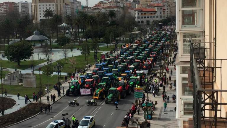 La desazón saca a la calle a miles de agricultores en Santander