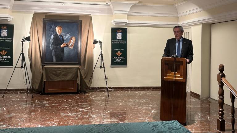 Antonio Martín Mesa interviene junto a su retrato elaborado por Paco Montañés. / Álex Gómez / Diario JAÉN.